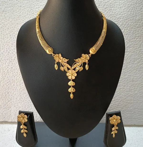 Purabi_Jewels_Gold-Toned_Floral_Bridal_Hasli_Necklace_and_Earrings_Jewellery_Set_Bridal_Wear,_Flower_&_Leaf_Design,_Matching_Earrings,_Women_&_Girls,_Choker_Style