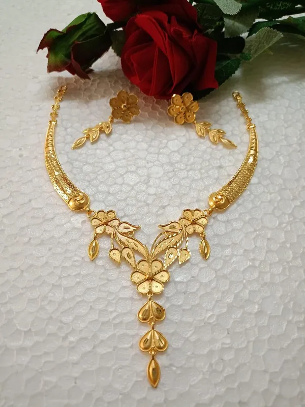 Purabi_Jewels_Gold-Toned_Floral_Bridal_Hasli_Necklace_and_Earrings_Jewellery_Set_Bridal_Wear,_Flower_&_Leaf_Design,_Matching_Earrings,_Women_&_Girls,_Choker_Style