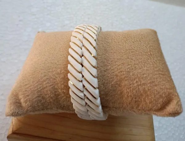 Purabi_Jewels_Spiral_Design_Original_Shakha_Badhano_For_Women_Gold_Plated_Shakha_Pola_Bengali_Bangles_For_Married_Women_Set_Of_2_Pcs_6mm_Broad_White