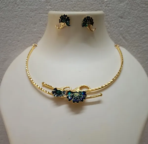Purabi_Jewels_Gold_Polish_Blue_Flower_Design_Hasli_Necklace_Set