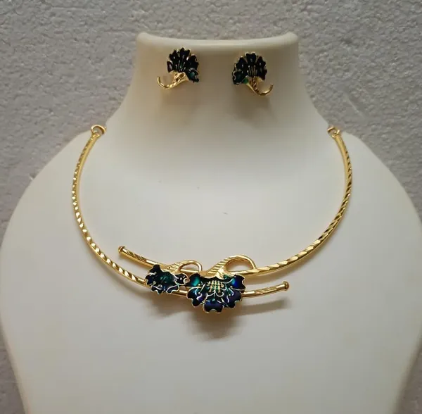 Purabi_Jewels_Gold_Polish_Blue_Flower_Design_Hasli_Necklace_Set
