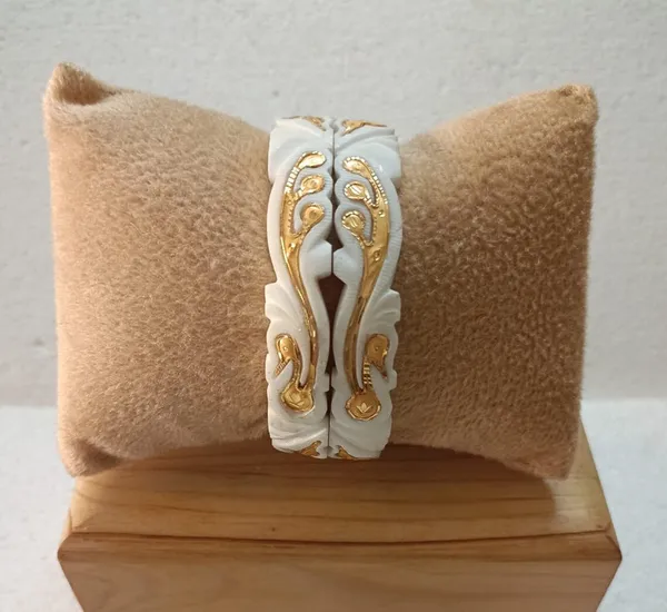 Purabi_Jewels_Original_Hand-Carved_Conch_Shell_Shakha_Bangles_with_Traditional_Peacock_Work_for_Married_Women_(Set_of_2)