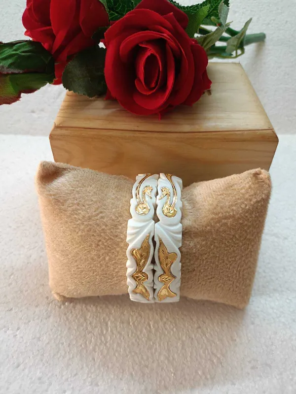 Purabi_Jewels_Original_Hand-Carved_Conch_Shell_Shakha_Bangles_with_Traditional_Peacock_Work_for_Married_Women_(Set_of_2)