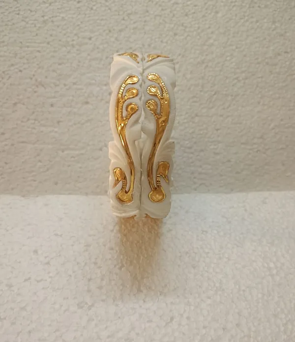 Purabi_Jewels_Original_Hand-Carved_Conch_Shell_Shakha_Bangles_with_Traditional_Peacock_Work_for_Married_Women_(Set_of_2)