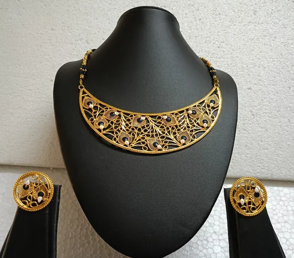 Purabi_Jewels_Brass_Gold-Plated_Chand_design_Earring_&_Necklace_Set_For_Women_&_Girls