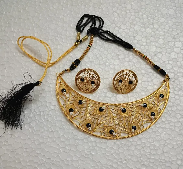 Purabi_Jewels_Brass_Gold-Plated_Chand_design_Earring_&_Necklace_Set_For_Women_&_Girls