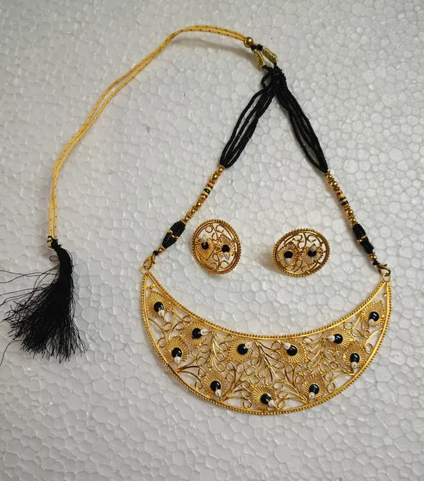 Purabi_Jewels_Brass_Gold-Plated_Chand_design_Earring_&_Necklace_Set_For_Women_&_Girls