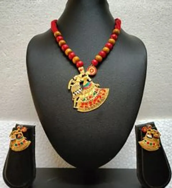 Purabi_Jewels_Traditional_Gold-Plated_Dancing_Couple_Pendant_Necklace_Set_with_Red_&_Brown_Wooden_Beads_|_Ethnic_Handcrafted_Fusion_Jewelry_Set_with_Matching_Earrings_for_Women
