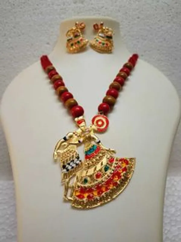 Purabi_Jewels_Traditional_Gold-Plated_Dancing_Couple_Pendant_Necklace_Set_with_Red_&_Brown_Wooden_Beads_|_Ethnic_Handcrafted_Fusion_Jewelry_Set_with_Matching_Earrings_for_Women