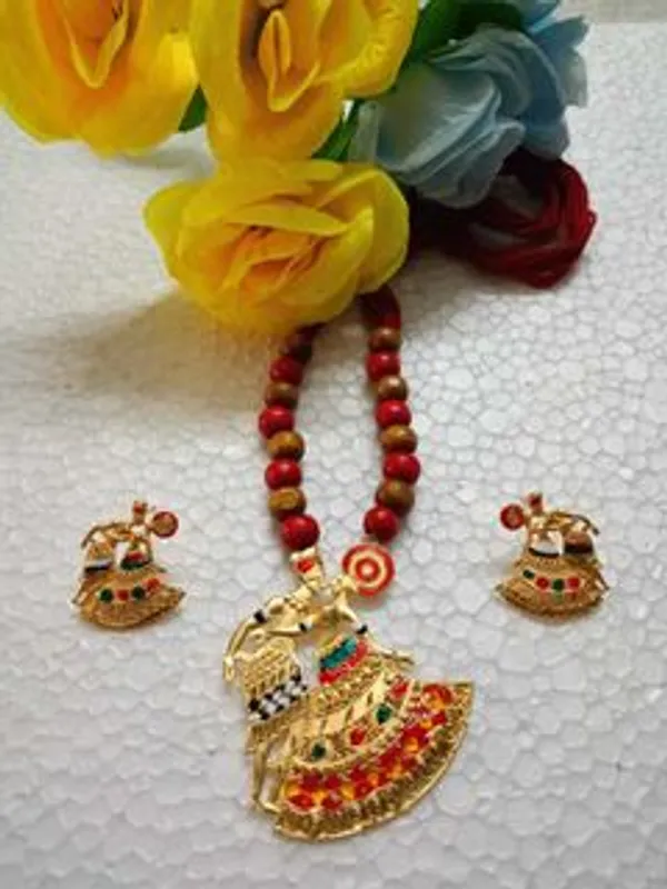Purabi_Jewels_Traditional_Gold-Plated_Dancing_Couple_Pendant_Necklace_Set_with_Red_&_Brown_Wooden_Beads_|_Ethnic_Handcrafted_Fusion_Jewelry_Set_with_Matching_Earrings_for_Women