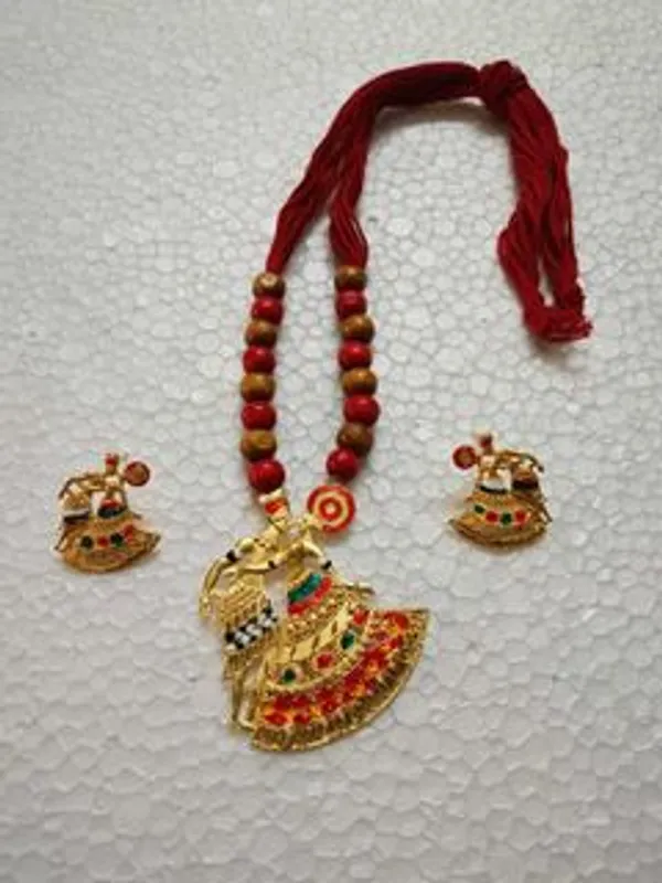 Purabi_Jewels_Traditional_Gold-Plated_Dancing_Couple_Pendant_Necklace_Set_with_Red_&_Brown_Wooden_Beads_|_Ethnic_Handcrafted_Fusion_Jewelry_Set_with_Matching_Earrings_for_Women
