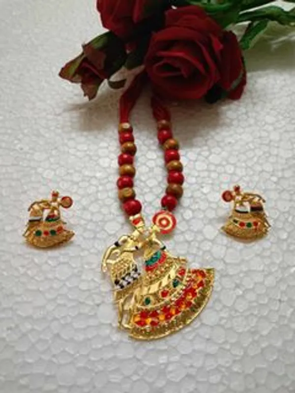 Purabi_Jewels_Traditional_Gold-Plated_Dancing_Couple_Pendant_Necklace_Set_with_Red_&_Brown_Wooden_Beads_|_Ethnic_Handcrafted_Fusion_Jewelry_Set_with_Matching_Earrings_for_Women