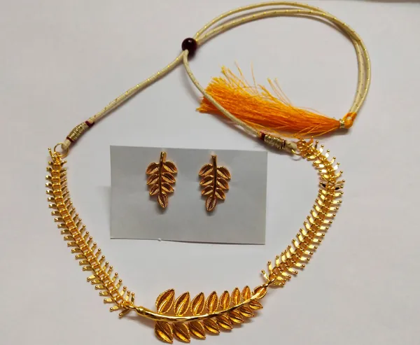 Gold_Brass_Trending_Machhkanta_Leaf_design_Gold-Plated_Earring_&_Necklace_Set_For_Women_&_Girls