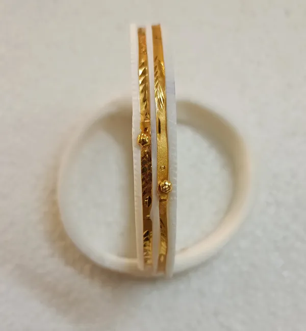 Purabi_Jewels_Original_Shakha_Badhano_Bandhani_with_Double_Layer_Gold_Plating_for_Women_Yellow_Gold_Pola_Bangles/Gold_Handmade_Chudi/Wedding_Chooda_for_Women_(Set_of_2pcs,_6mm_Broad)_-_White
