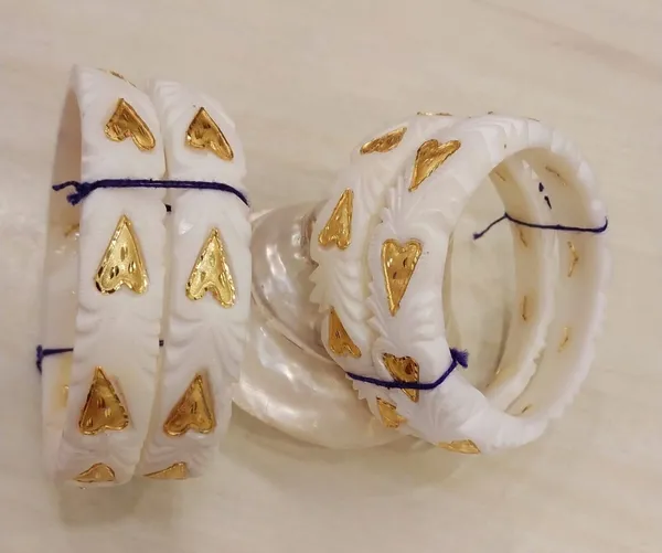 Purabi_Jewels_Original_Shakha_Badhano_Bandhani_with_Gold_Plated_Leaf/Heart_Design_for_Women_Yellow_Gold_Pola_Bangles/Gold_Handmade_Chudi/Wedding_Chooda_for_Women_(Set_of_2pcs,_6mm_Broad)_-_White