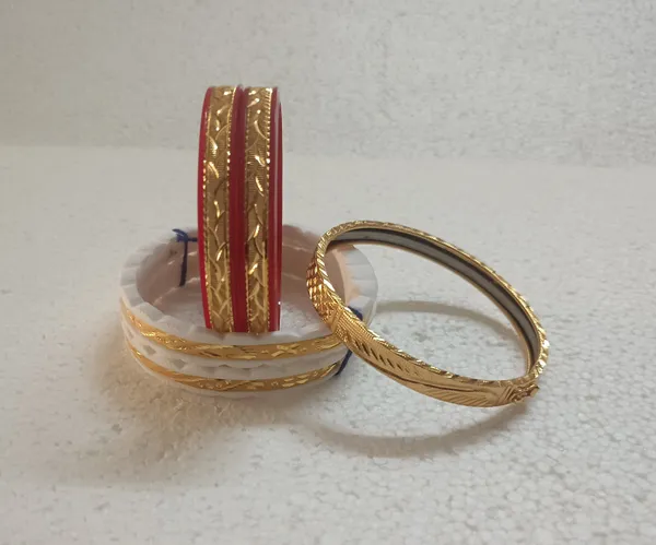 Purabi_Jewels_Original_Shakha_Badhano,_Acrylic_Red_Pola_Badhano_and_Noa_Badhano_with_Gold_Plating_combo_set_for_Women/Gold_Plated_Shakha_Pola_Bengali_Bangles_for_Married_Women_(Set_of_5_pcs,_6mm_Broad)_-_White,_Red_and_Golden