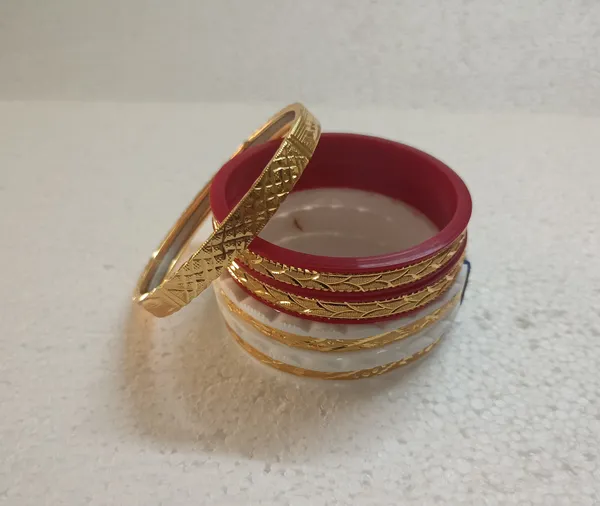 Purabi_Jewels_Original_Shakha_Badhano,_Acrylic_Red_Pola_Badhano_and_Noa_Badhano_with_Gold_Plating_combo_set_for_Women/Gold_Plated_Shakha_Pola_Bengali_Bangles_for_Married_Women_(Set_of_5_pcs,_6mm_Broad)_-_White,_Red_and_Golden