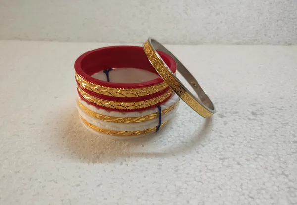 White_&_Red_&_Gold_&_Copper_Shell_&_Plastic_&_Stainless_Steel_Gold-Plated_Shakha_Pola_For_Women_(Pack_Of_4)