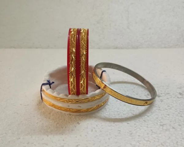 White_&_Red_&_Gold_&_Copper_Shell_&_Plastic_&_Stainless_Steel_Gold-Plated_Shakha_Pola_For_Women_(Pack_Of_4)