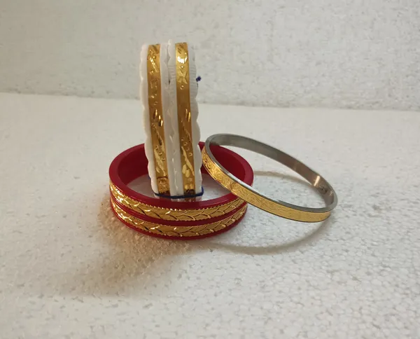 White_&_Red_&_Gold_&_Copper_Shell_&_Plastic_&_Stainless_Steel_Gold-Plated_Shakha_Pola_For_Women_(Pack_Of_4)