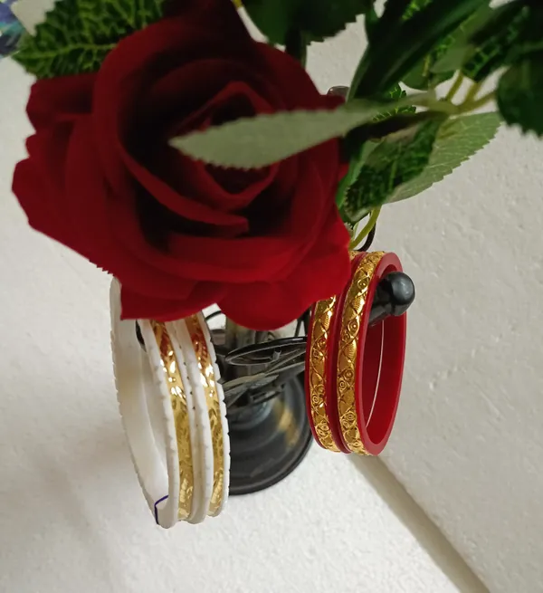 Purabi_Jewels_Original_Shakha_Badhano_and_Acrylic_Red_Pola_Badhano_with_Gold_Plating_for_Women/Gold_Plated_Shakha_Pola_Bengali_Bangles_for_Married_Women_(Set_of_4_pcs,_6mm_Broad)_-_White_and_Red
