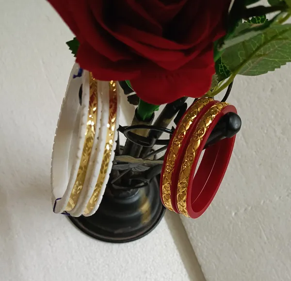 Purabi_Jewels_Original_Shakha_Badhano_and_Acrylic_Red_Pola_Badhano_with_Gold_Plating_for_Women/Gold_Plated_Shakha_Pola_Bengali_Bangles_for_Married_Women_(Set_of_4_pcs,_6mm_Broad)_-_White_and_Red