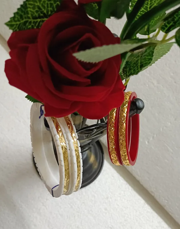 Purabi_Jewels_Original_Shakha_Badhano_and_Acrylic_Red_Pola_Badhano_with_Gold_Plating_for_Women/Gold_Plated_Shakha_Pola_Bengali_Bangles_for_Married_Women_(Set_of_4_pcs,_6mm_Broad)_-_White_and_Red