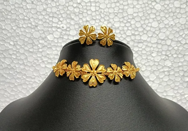 Purabi_Jewels_Brass_Gold-plated_Golden_Colour_Unique_Five_Flower_Designer_Chick_Choker_Jewellery_Set_for_Women_and_Girls