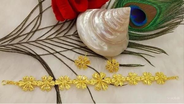 Purabi_Jewels_Brass_Gold-plated_Golden_Colour_Unique_Flower_Designer_Chick_Choker_Jewellery_Set_for_Women_and_Girls