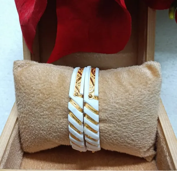 Purabi_Jewels_Conch_Shell_Original_Shakha_Badhano_Bandhani_with_Gold_Plated_paat_with_wiring_design_for_Women_Yellow_Gold_Sakha_Bangles_(Set_of_2pcs,_6mm_Broad)_-_White