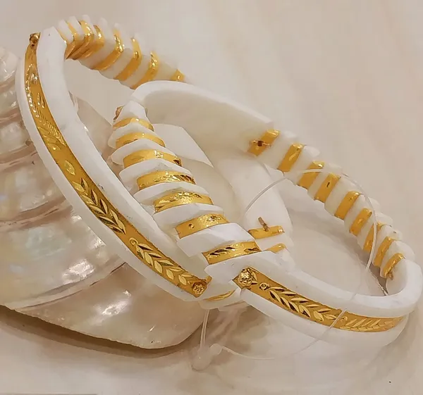 Purabi_Jewels_Conch_Shell_Original_Shakha_Badhano_Bandhani_with_Gold_Plated_paat_with_wiring_design_for_Women_Yellow_Gold_Sakha_Bangles_(Set_of_2pcs,_6mm_Broad)_-_White