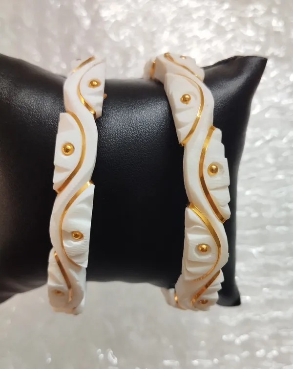 Purabi_Jewels_Golden_Kanju_Design_Original_Shakha_Badhano_Bandhani_with_Gold_Plating_for_Women_Yellow_Gold_Pola_Bangles_(Set_of_2pcs,_6mm_Broad)_-_White