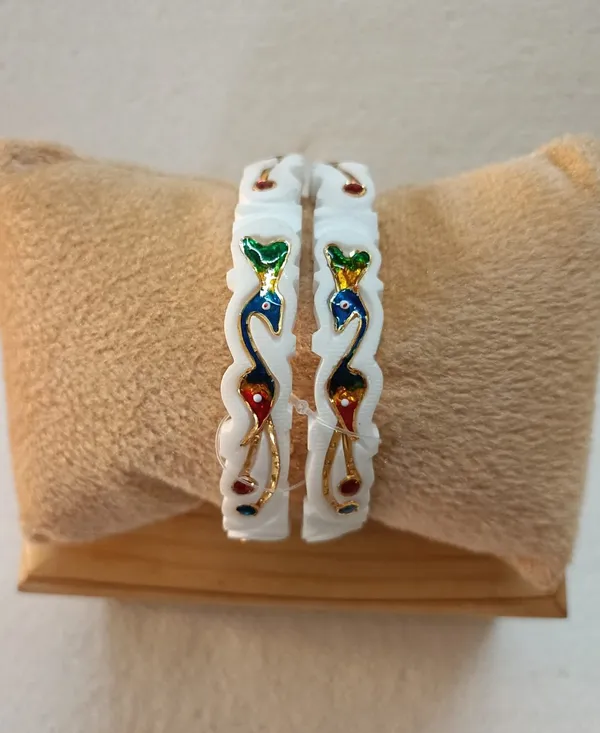 Purabi_Jewels_Original_Hand-Carved_Conch_Shell_Shakha_Bangles_with_Traditional_Peacock_Meenakari_Work_for_Married_Women_(Set_of_2)