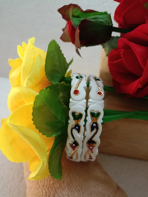 Purabi_Jewels_Original_Hand-Carved_Conch_Shell_Shakha_Bangles_with_Traditional_Peacock_Meenakari_Work_for_Married_Women_(Set_of_2)