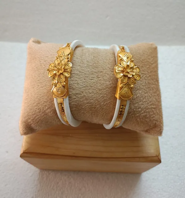 Purabi_Jewels_Original_Shakha_Badhano_Bandhani_with_Gold_Plating_for_Women_Yellow_Gold_Pola_Bangles/Gold_Handmade_Chudi/Wedding_Chooda_for_Women_(Set_of_2pcs,_6mm_Broad)_-_White