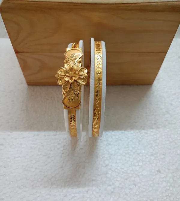 Purabi_Jewels_Original_Shakha_Badhano_Bandhani_with_Gold_Plating_for_Women_Yellow_Gold_Pola_Bangles/Gold_Handmade_Chudi/Wedding_Chooda_for_Women_(Set_of_2pcs,_6mm_Broad)_-_White