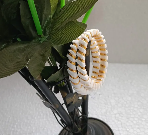 Purabi_Jewels_White_and_Gold_Traditional_Original_Conch_Shell_Shakha_Bangle,_Elegant_Indian_Style_Fashion_Jewelry,_Decorative_Pattern_Design