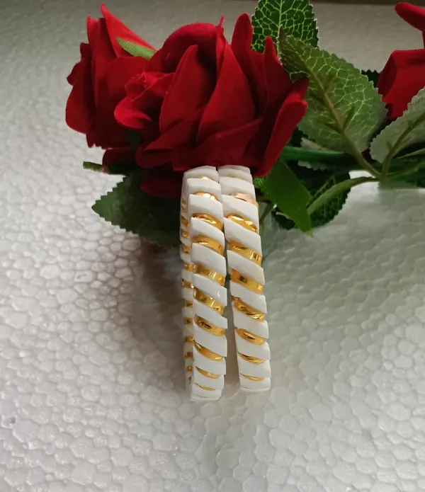 Purabi_Jewels_White_and_Gold_Traditional_Original_Conch_Shell_Shakha_Bangle,_Elegant_Indian_Style_Fashion_Jewelry,_Decorative_Pattern_Design