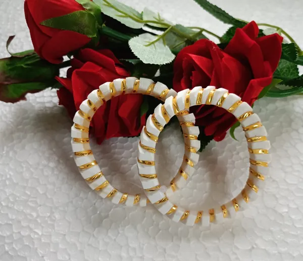 Purabi_Jewels_White_and_Gold_Traditional_Original_Conch_Shell_Shakha_Bangle,_Elegant_Indian_Style_Fashion_Jewelry,_Decorative_Pattern_Design
