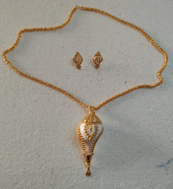 Purabi_Jewels_Original_Natural_Conch_Shell_with_Premium_Gold_Plating_Pendant_Locket_with_Gold_Plated_Bokul_Chain_and_matching_Earrings_for_Women_and_Girls