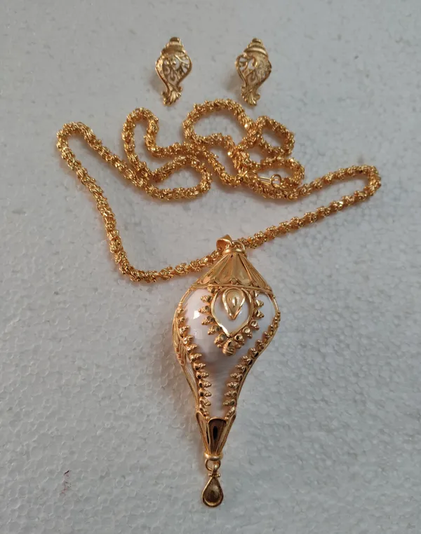 Purabi_Jewels_Original_Natural_Conch_Shell_with_Premium_Gold_Plating_Pendant_Locket_with_Gold_Plated_Bokul_Chain_and_matching_Earrings_for_Women_and_Girls