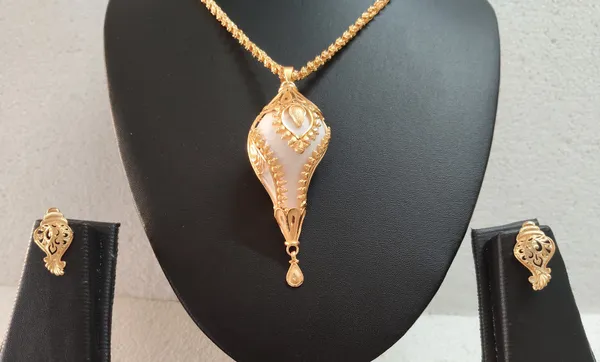 Purabi_Jewels_Original_Natural_Conch_Shell_with_Premium_Gold_Plating_Pendant_Locket_with_Gold_Plated_Bokul_Chain_and_matching_Earrings_for_Women_and_Girls