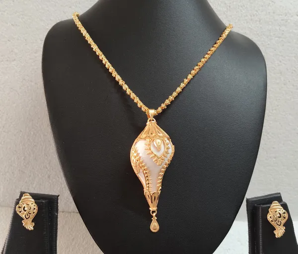 Purabi_Jewels_Original_Natural_Conch_Shell_with_Premium_Gold_Plating_Pendant_Locket_with_Gold_Plated_Bokul_Chain_and_matching_Earrings_for_Women_and_Girls