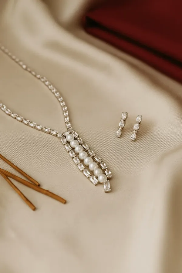 Silver_Crystal_Chain_And_Pearls_Necklace_With_Earrings_For_Women