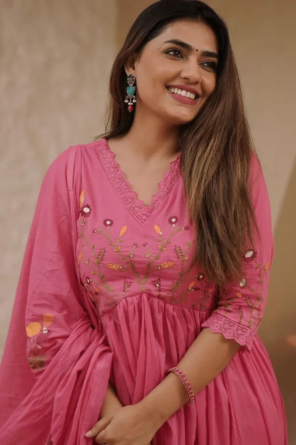 Pink_Cotton_Neck_Embroidery_Kurta_Pant_&_Dupatta_Set