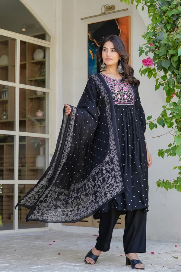 Black_Neck_Embroidered_Kurta_Set