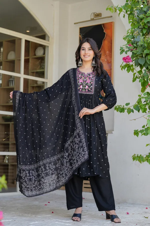 Black_Neck_Embroidered_Kurta_Set