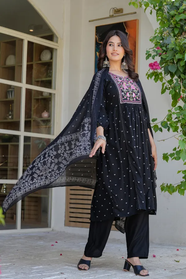 Black_Neck_Embroidered_Kurta_Set