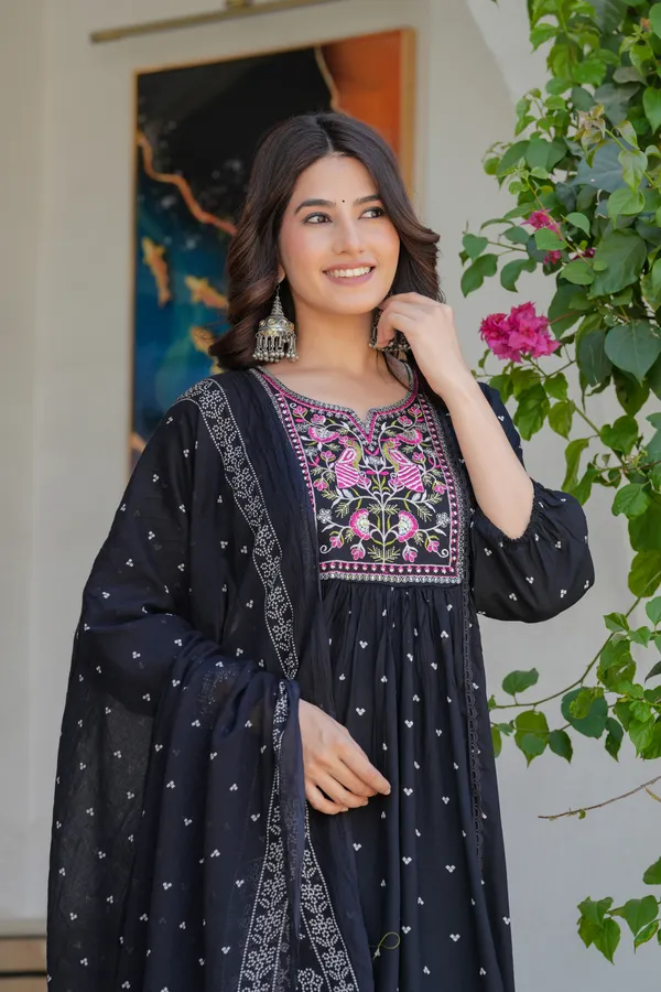 Black_Neck_Embroidered_Kurta_Set