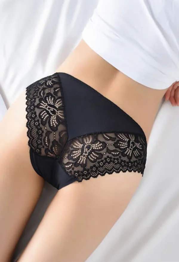 Adore_Every_Curve_With_Black_Low-Rise_Seamless_Lace_Underwear